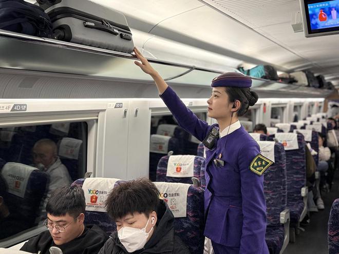 “值夜班”的高铁上她在轻声守护米乐m6网站山东交通春运故事丨(图2)